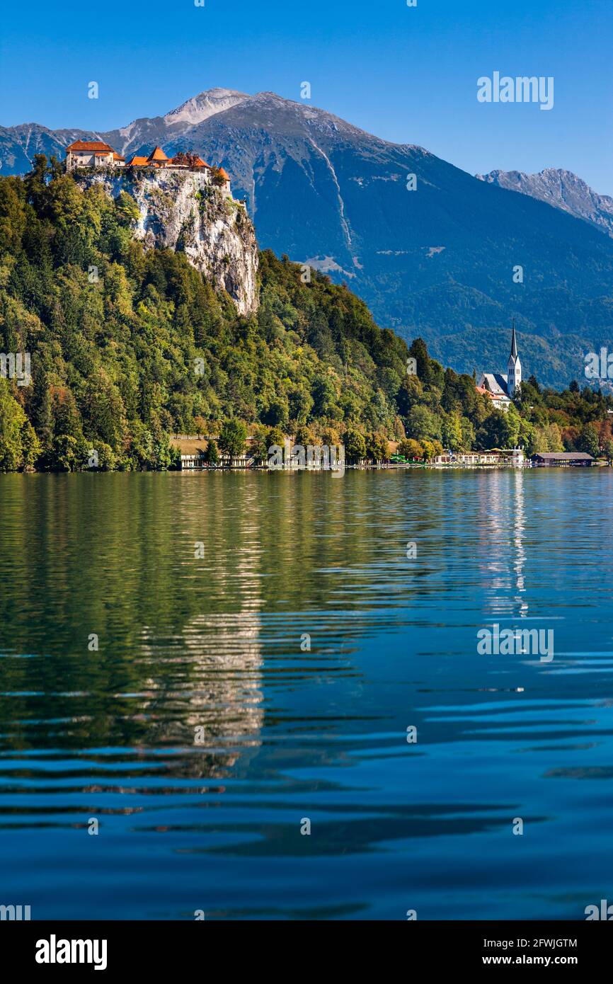 Das historische Schloss Bled (um 1004) auf dem Abgrund mit Blick auf den Bleder See, Slowenien Stockfoto