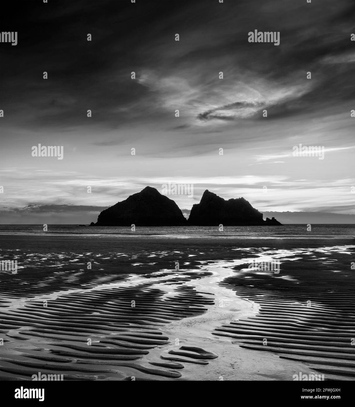Absolut atemberaubende Landschaftsbilder vom Holywell Bay Beach in Cornwall Großbritannien während des goldenen Hojur-Sonnenuntergangs im Frühling Stockfoto