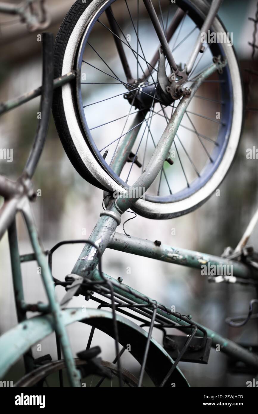 Fahrradzaun aus umfunktionierten ausrangierten Fahrrädern in der autounhen und farbenfrohen Künstlerenklave Metelkova in Ljubljana, Slowenien Stockfoto