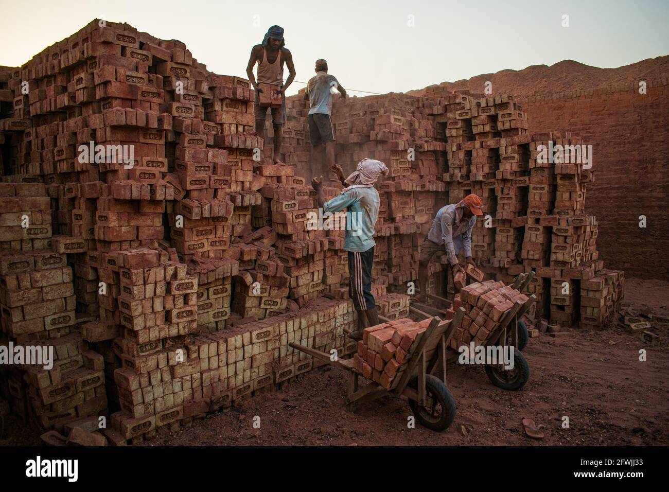 Einige Wanderarbeiter aus Bihar, die in einer Ziegelfabrik in Haryana arbeiten. Es wurde am 14. Mai 2021 gedreht. Stockfoto