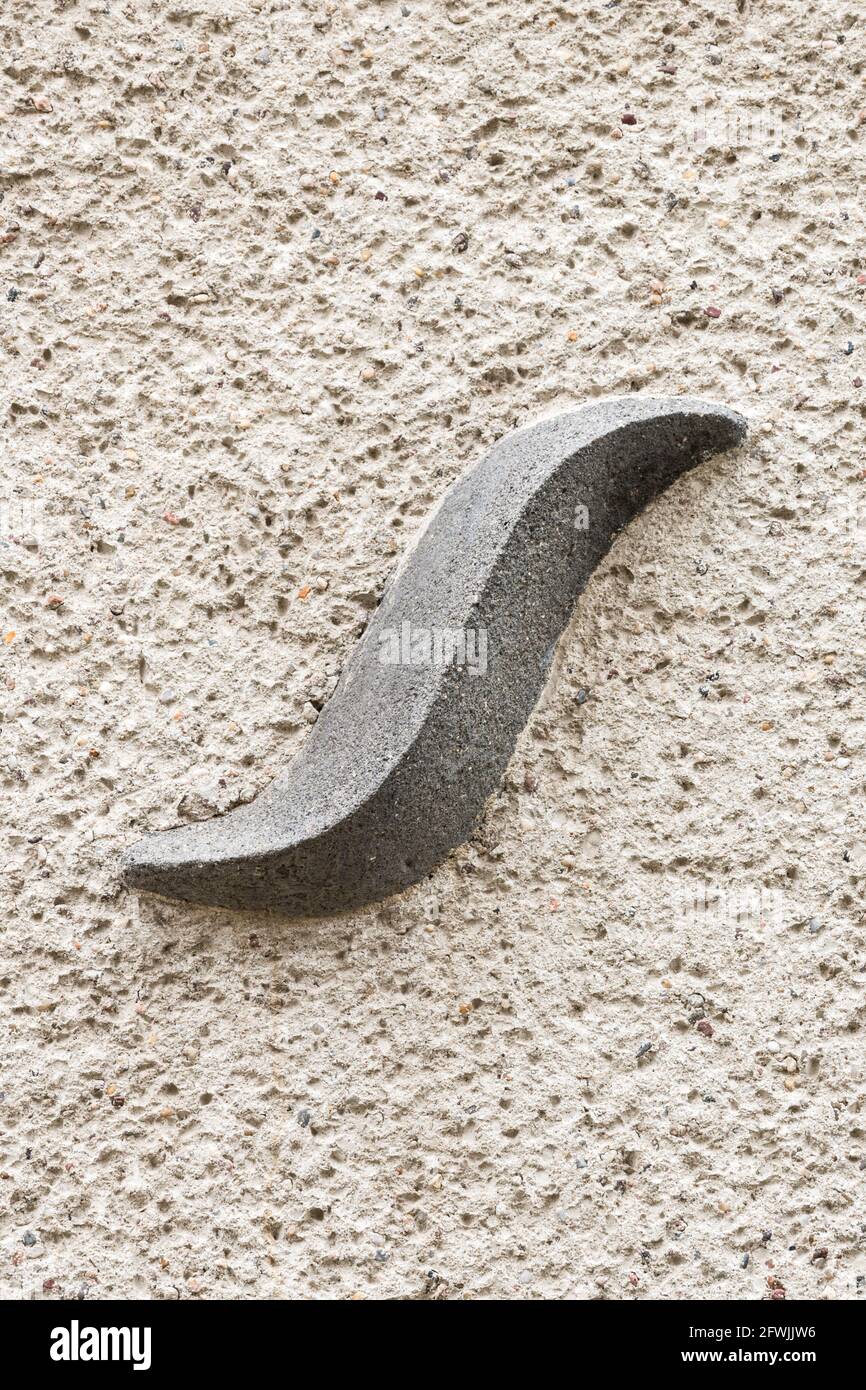 Großbuchstabe S auf grob verputzter Wand Stockfoto