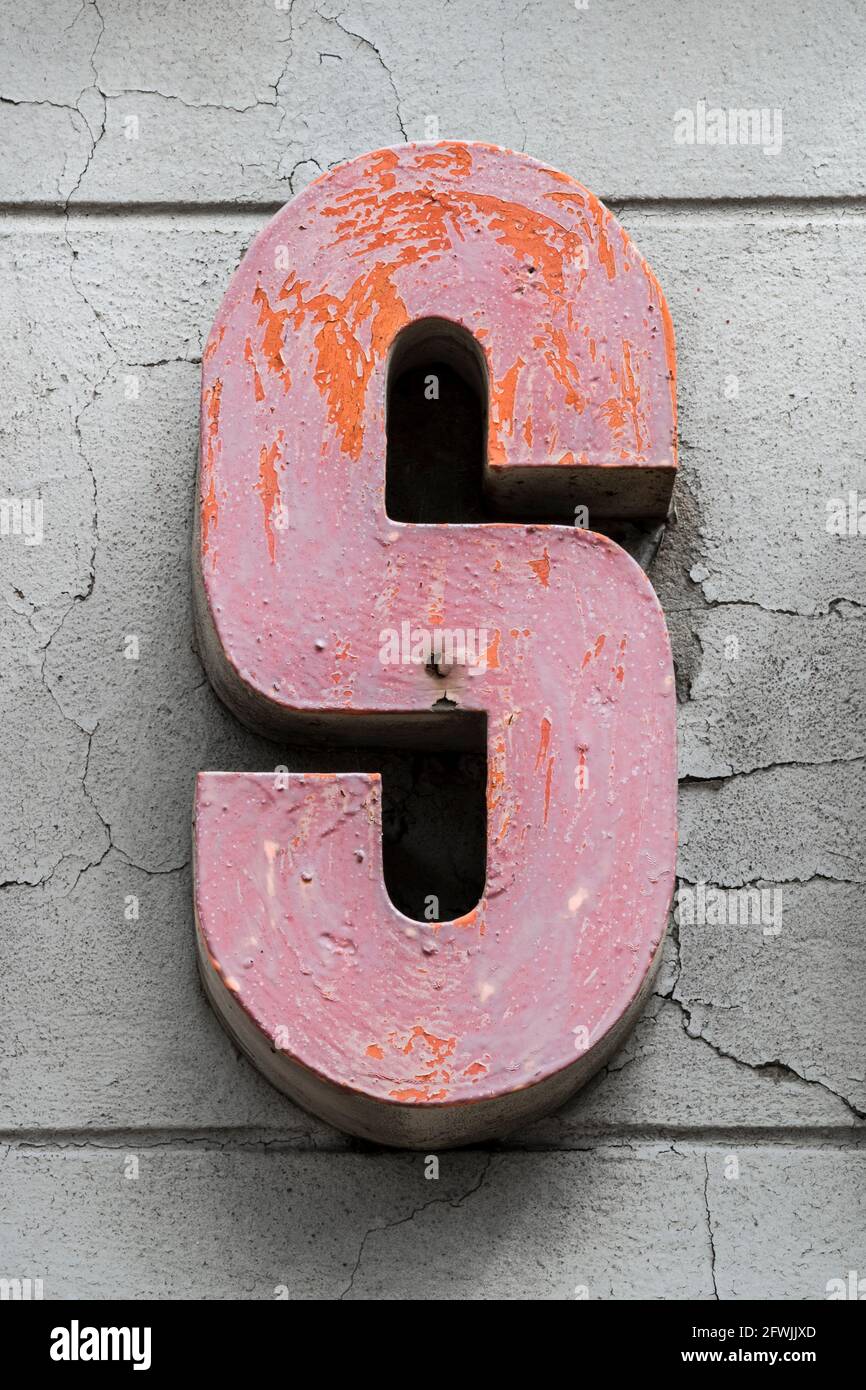 Verwitterter purpurner Metallbuchstabe S Stockfoto