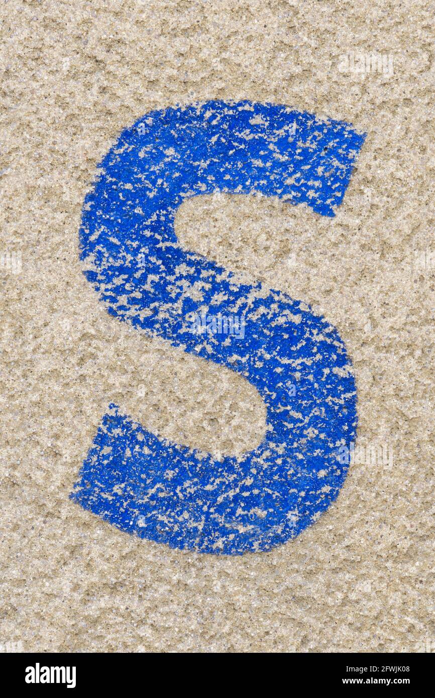 Blauer Buchstabe S auf verputzte Wand in blauer Farbe lackiert Stockfoto