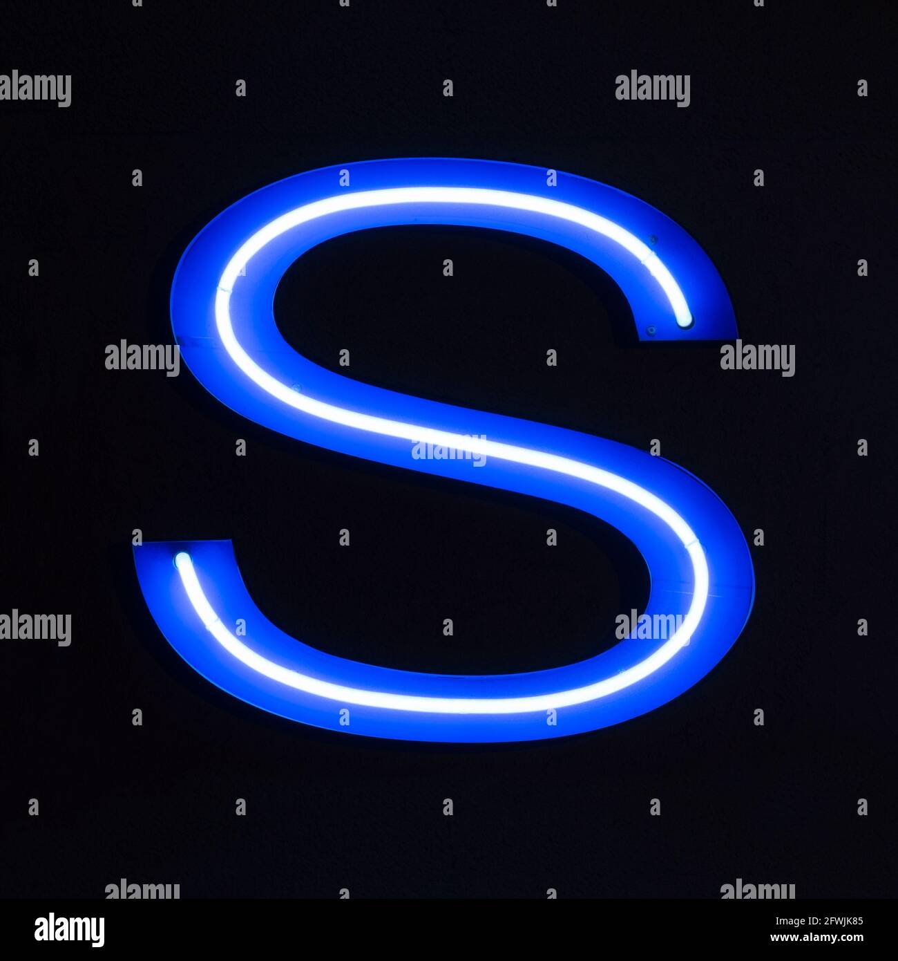 Blau leuchtenden Neonbuchstaben s in der Nacht Stockfoto