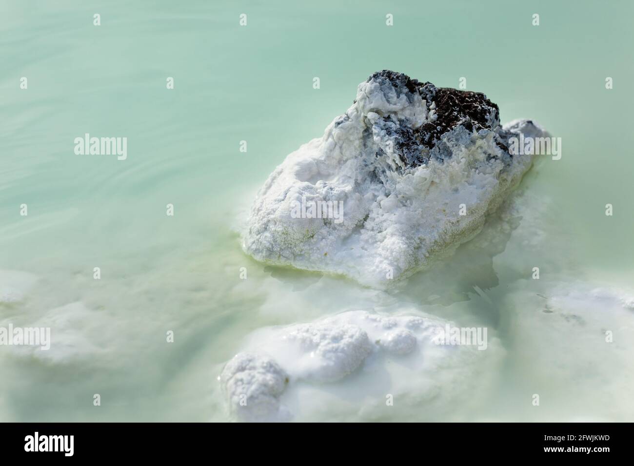 Nahaufnahme der Lavagesteine und des heißen Quellschlamms Sediment im Blue Lagoon Resort und Spa im Morgengrauen In Island Stockfoto