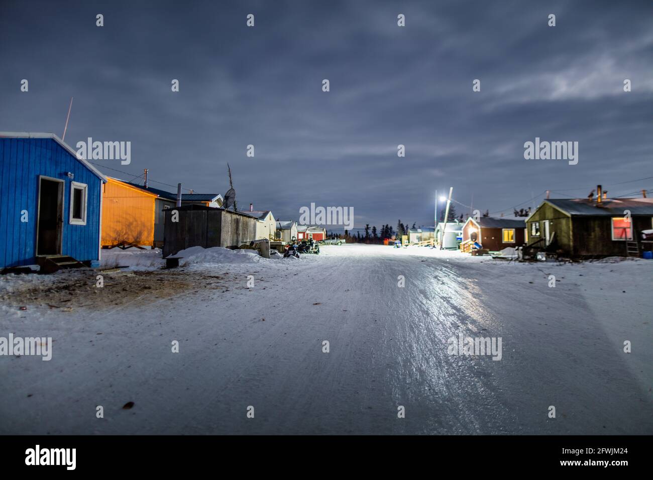 Das Heimatdorf Noorvik in der alaskischen Arktis bei Nacht. Northwest Arctic Borough, Alaska, USA Stockfoto