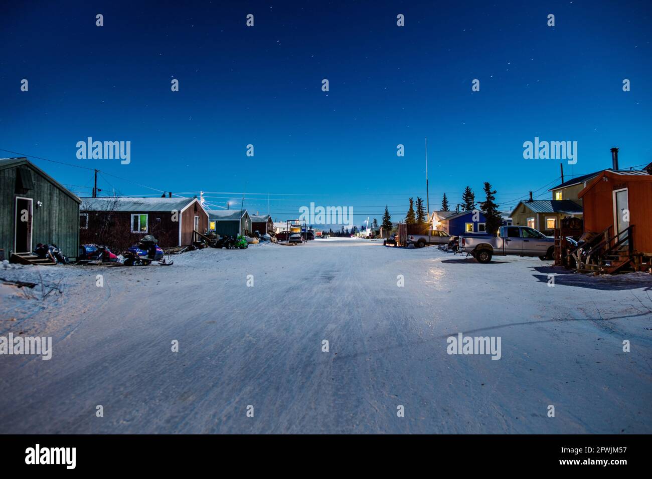 Das Heimatdorf Noorvik in der alaskischen Arktis bei Nacht. Northwest Arctic Borough, Alaska, USA Stockfoto