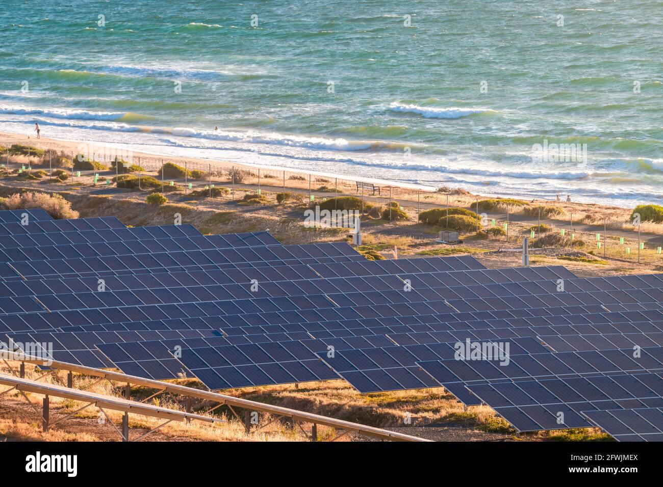 Sonnenkollektoren entlang der Küste bei Sonnenuntergang im Süden installiert Australien Stockfoto