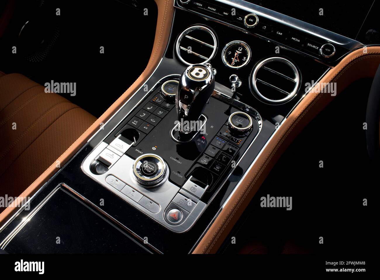Der Automatikgetriebestab der Mittelkonsole in Glanzschwarz mit Klimaregelung und hellem Leder eines Bentley Continental GTC Cabriolets aus dem Jahr 2019 Stockfoto