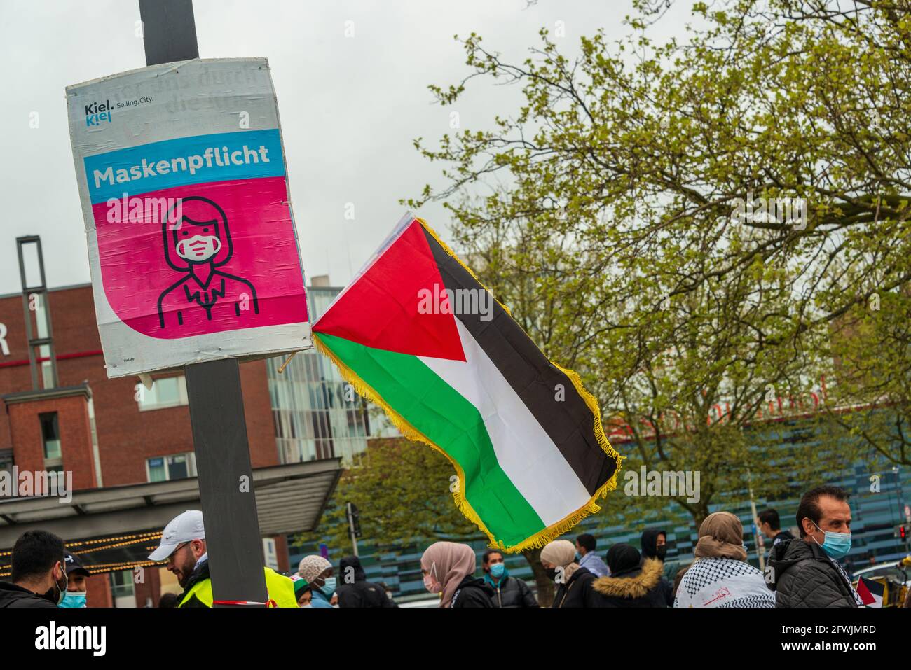 22. Mai 2021 Kiel, am Hauptbahnhof in Kiel fand heute eine Demonstration unter dem Titel „Aktuelle Lage in Palästina“ statt. Ca. 100 Teilnehmer protes Stockfoto