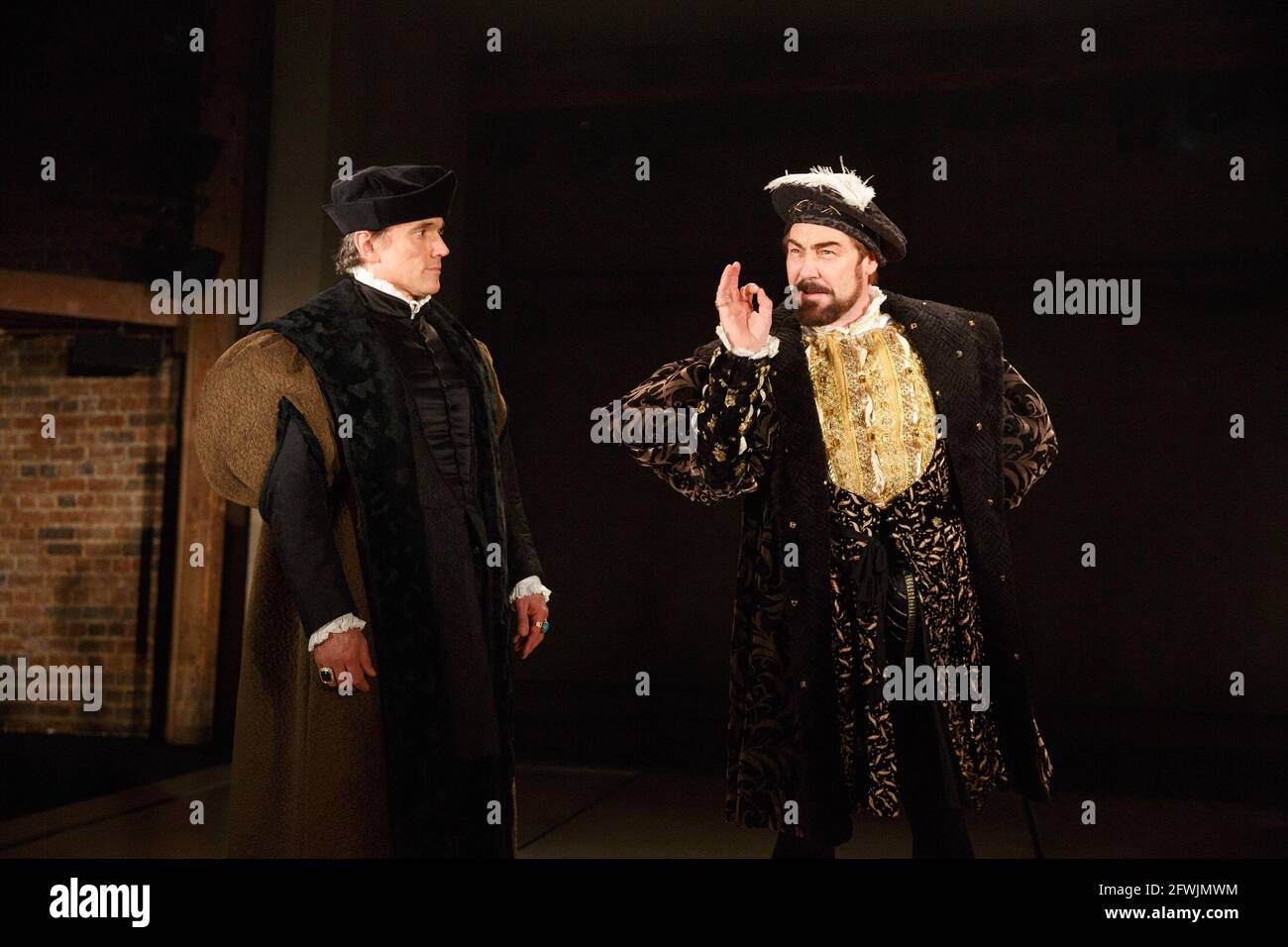 l-r: Ben Miles (Thomas Cromwell), Nathaniel Parker (Henry VIII) in BRING UP THE BODIES von Hilary Mantel in der Royal Shakespeare Company (RSC), Swan Theatre, Stratford-upon-Avon, England 08/01/2014 für die Bühne adaptiert von Mike Poulton Design: Christopher Oram Beleuchtung: Paule Constable Regie: Jeremy Herrin Stockfoto