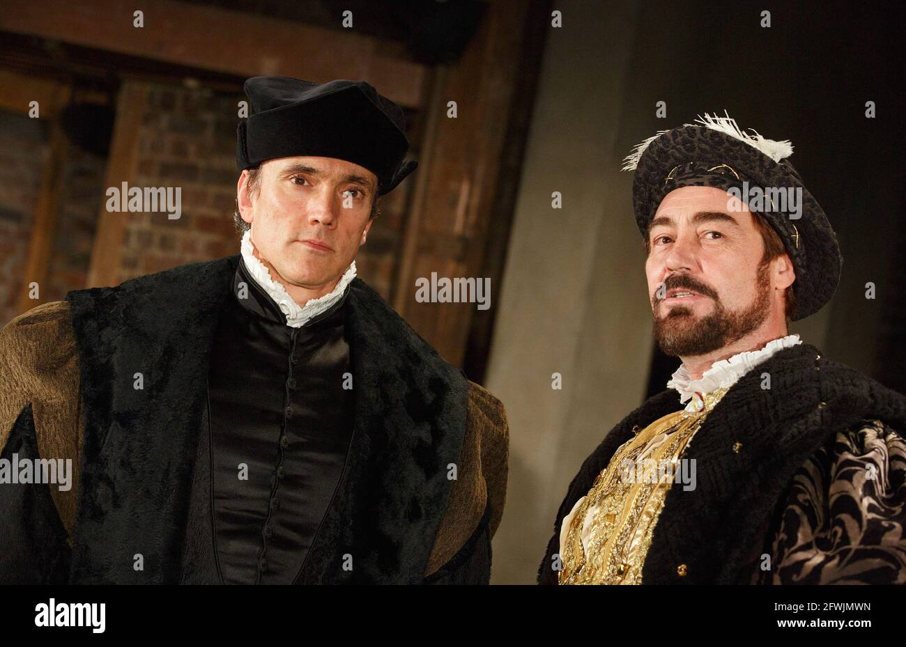 l-r: Ben Miles (Thomas Cromwell), Nathaniel Parker (Henry VIII) in BRING UP THE BODIES von Hilary Mantel in der Royal Shakespeare Company (RSC), Swan Theatre, Stratford-upon-Avon, England 08/01/2014 für die Bühne adaptiert von Mike Poulton Design: Christopher Oram Beleuchtung: Paule Constable Regie: Jeremy Herrin Stockfoto