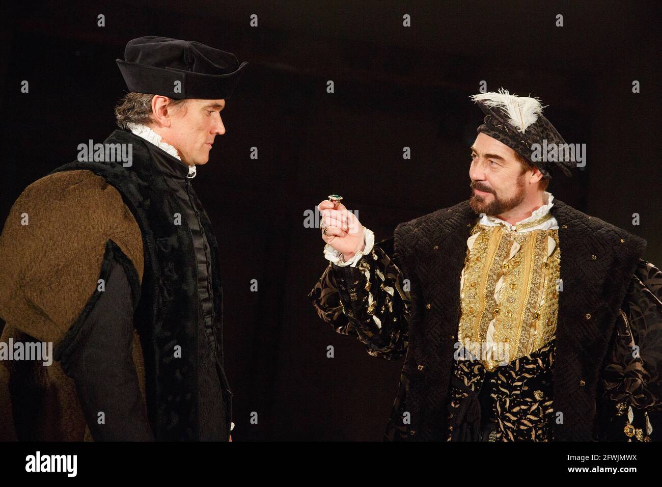 l-r: Ben Miles (Thomas Cromwell), Nathaniel Parker (Henry VIII) in BRING UP THE BODIES von Hilary Mantel in der Royal Shakespeare Company (RSC), Swan Theatre, Stratford-upon-Avon, England 08/01/2014 für die Bühne adaptiert von Mike Poulton Design: Christopher Oram Beleuchtung: Paule Constable Regie: Jeremy Herrin Stockfoto