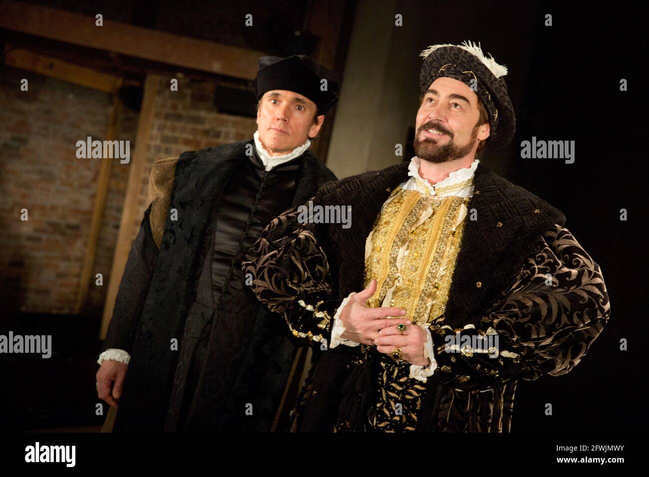 l-r: Ben Miles (Thomas Cromwell), Nathaniel Parker (Henry VIII) in BRING UP THE BODIES von Hilary Mantel in der Royal Shakespeare Company (RSC), Swan Theatre, Stratford-upon-Avon, England 08/01/2014 für die Bühne adaptiert von Mike Poulton Design: Christopher Oram Beleuchtung: Paule Constable Regie: Jeremy Herrin Stockfoto