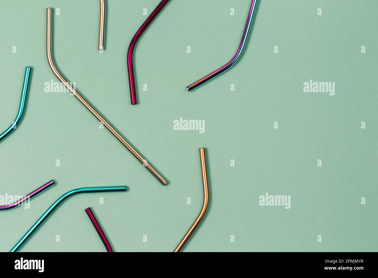 Umweltfreundliche wiederverwendbare Trinkhalme aus Edelstahl auf pastellfarbenem Hintergrund. Draufsicht Stockfoto