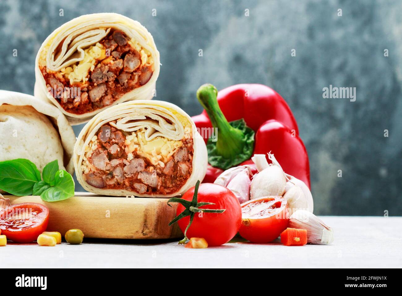 Ein Burrito - mexikanisches Gericht, das aus einer Mehl-Tortilla mit verschiedenen Zutaten besteht. Traditionelles Gericht Stockfoto