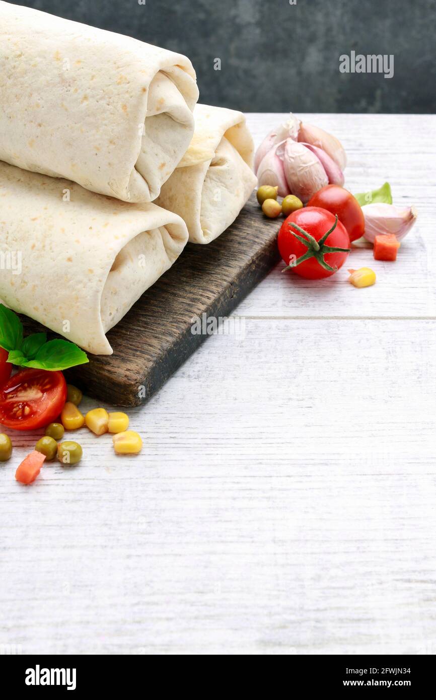 Ein Burrito - mexikanisches Gericht, das aus einer Mehl-Tortilla mit verschiedenen Zutaten besteht. Traditionelles Gericht Stockfoto