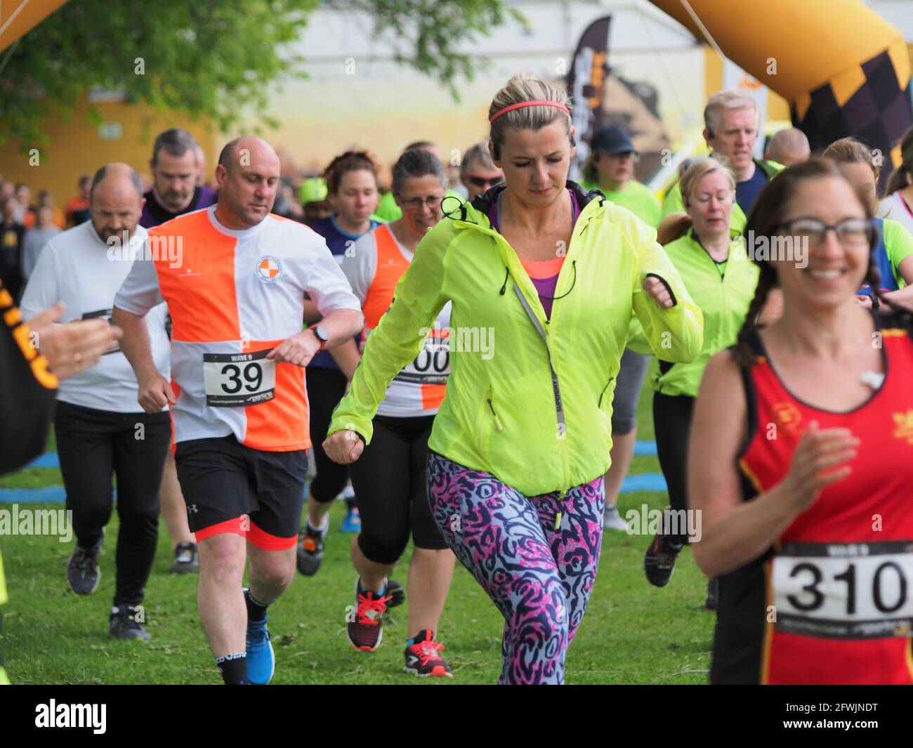 Sheerness, Kent, Großbritannien. Mai 2021. Sheppey Island Run: Rund 600 Läufer aus dem gesamten Südosten nahmen heute an einem 10k- oder 5k-Lauf am Meer in Sheerness Teil, der vom Rotary Club of Minster on Sea & Sporting Events UK organisiert wurde. Bilder von Anfang an, wo es mehrere Startgruppen gab. Kredit: James Bell/Alamy Live Nachrichten Stockfoto