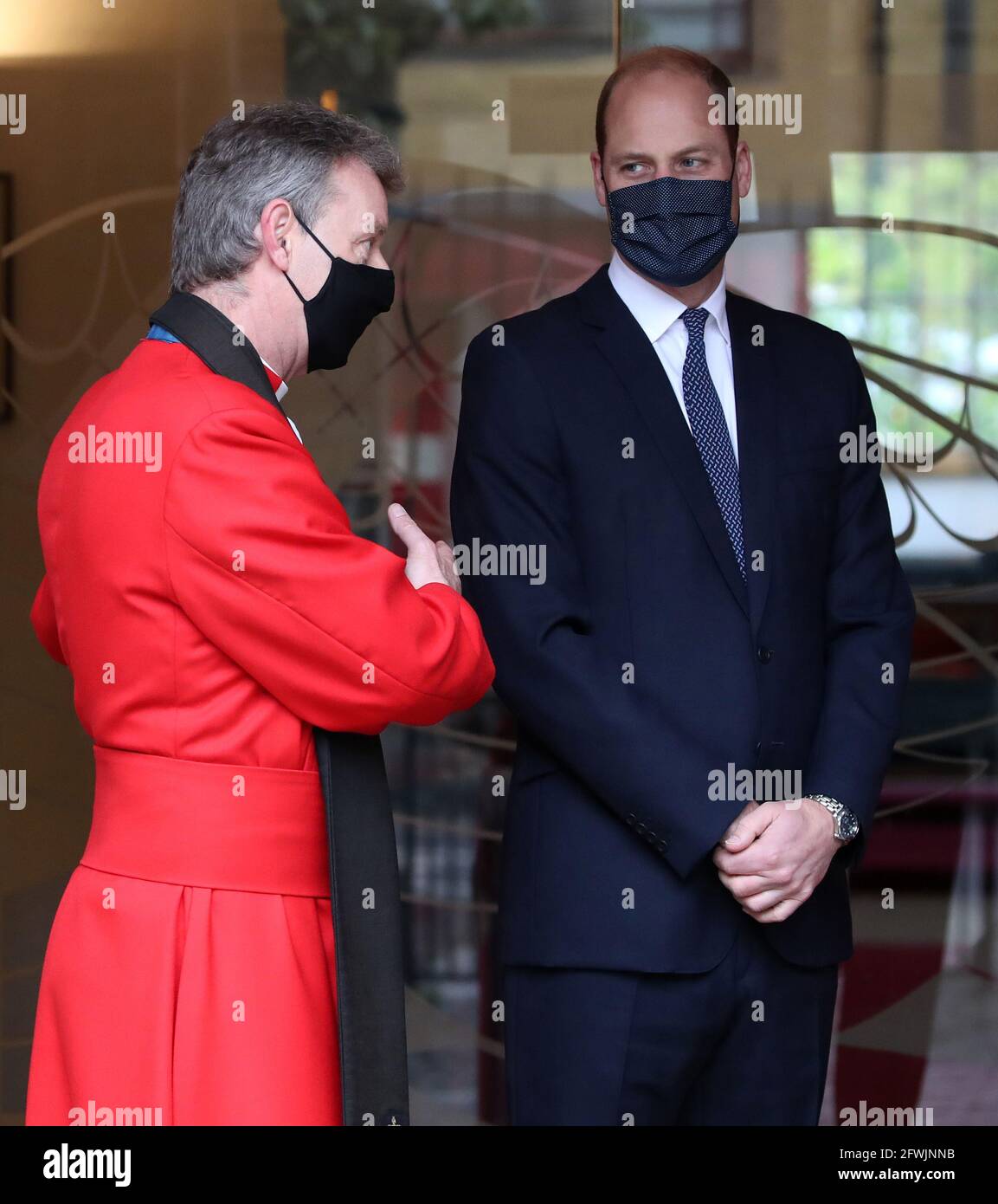 Der Herzog von Cambridge mit Reverend Neil Gardner nach dem Sonntagsgottesdienst im Canongate Kirk in Edinburgh. Bilddatum: Sonntag, 23. Mai 2021. Stockfoto