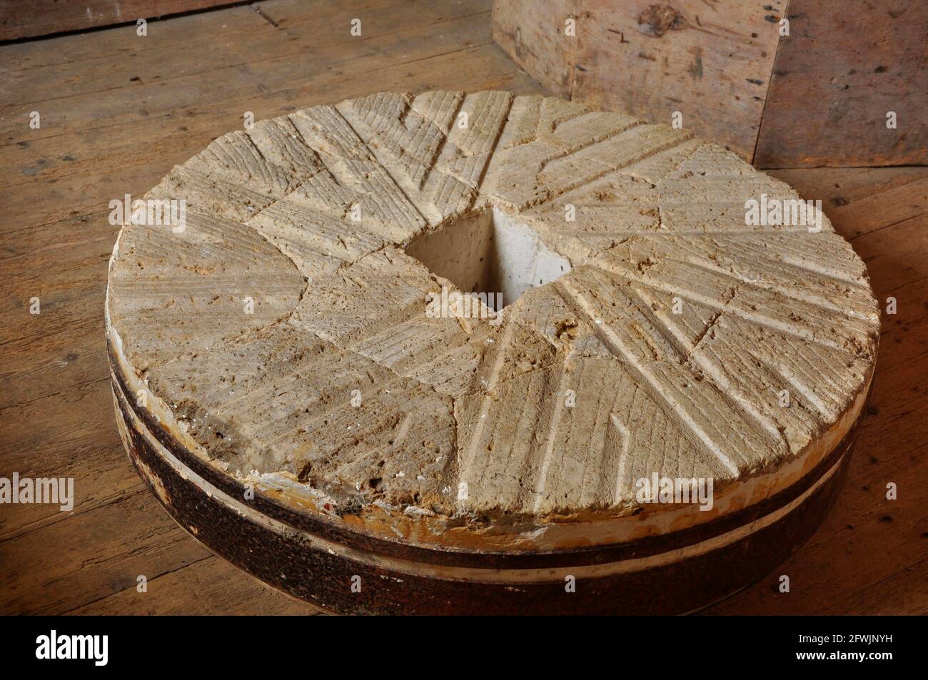 Einer der importierten französischen Grat-Schleifsteine in der Gezeitenmühle von Carew Castle in Pembrokeshire, Südwales. Stockfoto