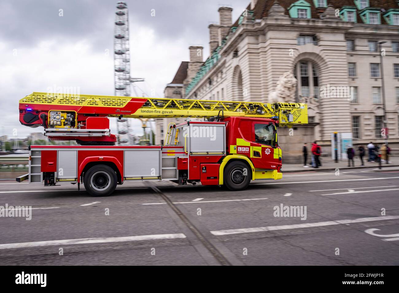 Drehleiter-Feuerwehrmotor der Londoner Feuerwehr. Scania L360 Magirus Leiter, Gerätenummer A243 von der Soho Fire Station, an der Westminster Bridge Stockfoto