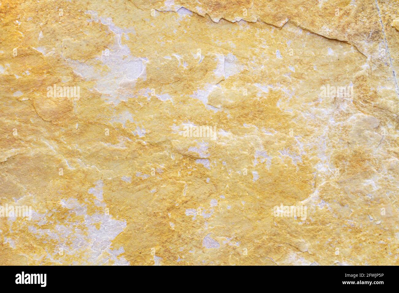 Naturstein-Hintergrundstruktur mit beige-, gelb- und Grautönen Stockfoto