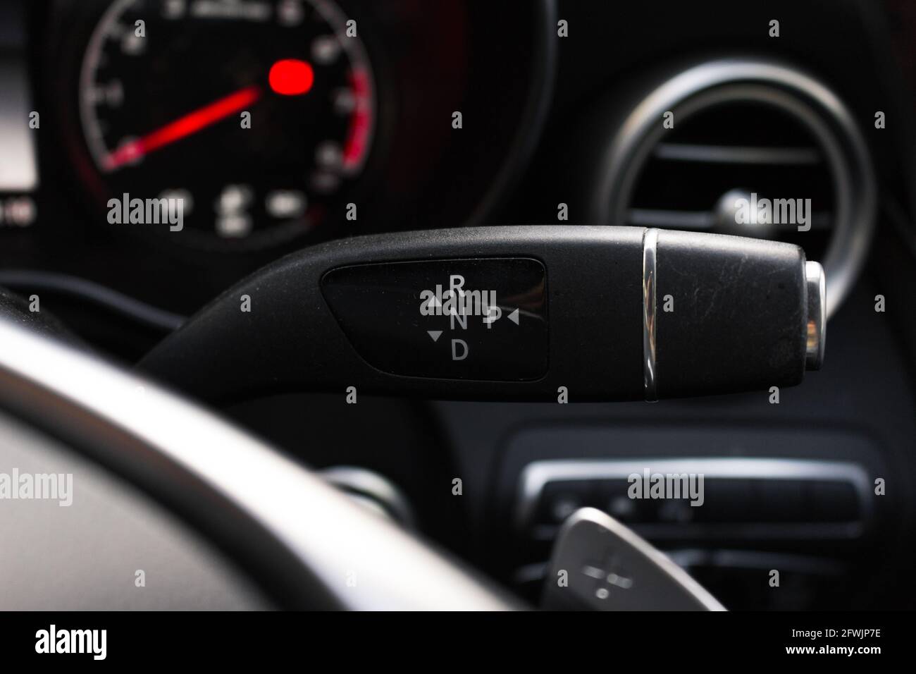 Der Automatikgetriebe-Schalthebel eines Mercedes Benz C43 AMG 2016 Stockfoto