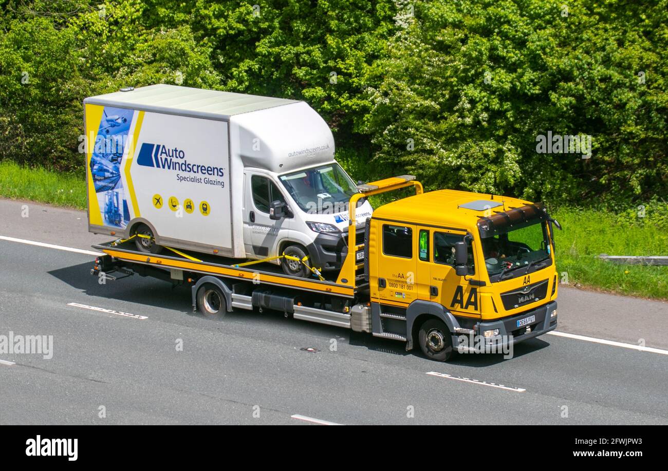 AA Roadside 24 Stunden Pannenrückgewinnung; Autotransporter man TGX Lieferwagen, Tragen von Auto Windschutzscheiben Spezialverglasung Transport, Rettungs-LKW, Fracht, Box van Fahrzeug Lieferung, gewerblichen Transport, Industrie, auf der M6 in Lancaster, Großbritannien Stockfoto