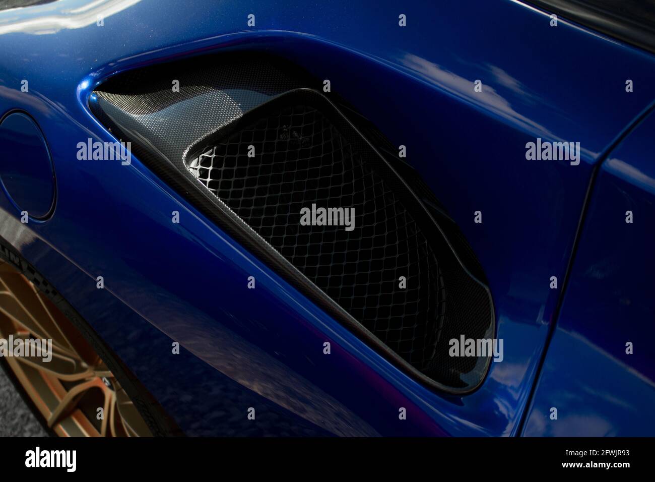 Der seitliche Carbon-Einlass eines Volcano Blue 2019 Ferrari 488 Pista Supercar Stockfoto