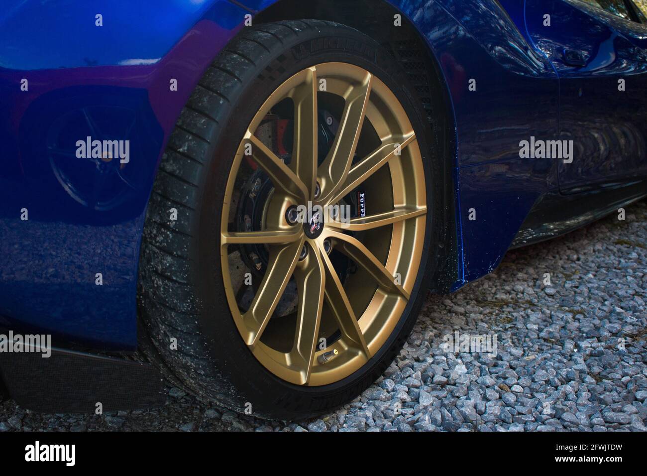 Das Gold-lackierte Carbon-Leichtmetallrad eines Volcano Blue 2019 Ferrari 488 Pista Supercar Stockfoto