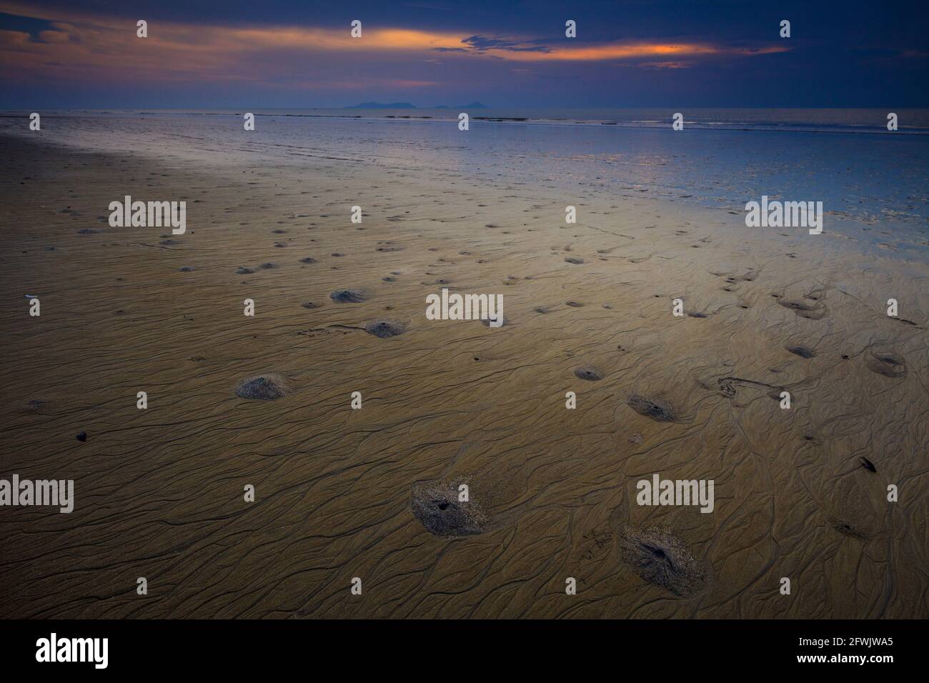 Sandstrand und Ebbe bei Sonnenaufgang in Punta Chame, Pazifikküste, Provinz Panama, Republik Panama, Mittelamerika. Stockfoto