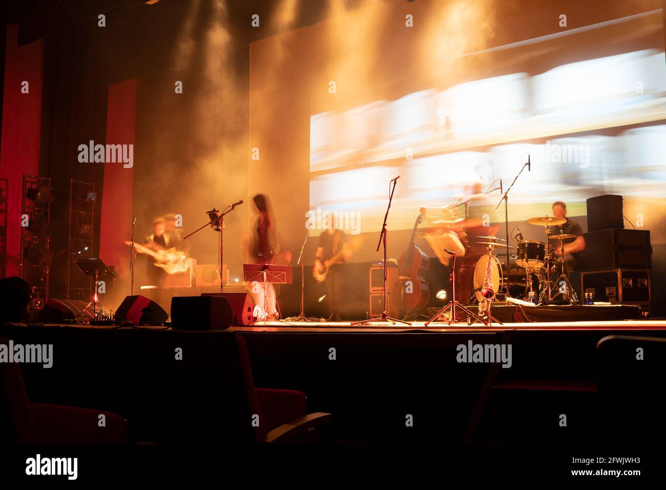Musikalische Bühne mit verschwommenen Musikern, die vor dem Konzert in einem Auditorium Proben. Speicherplatz kopieren Stockfoto