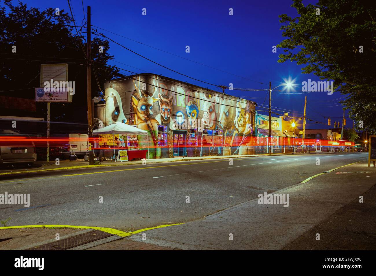 Die Straßen von North Davidson (Noda), Charlotte bei Nacht, die die verschiedenen Wandmalereien mit Lichtwegen einfangen Stockfoto