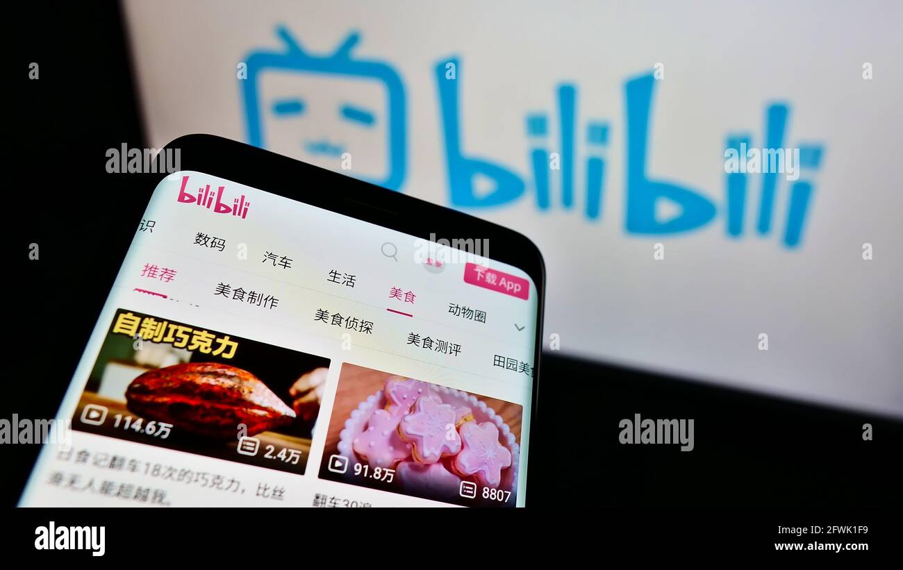 Mobiltelefon mit Webseite der chinesischen Video-Sharing-Plattform Bilibili Inc. Auf dem Bildschirm vor dem Unternehmenslogo. Konzentrieren Sie sich auf die obere linke Seite des Telefondisplays. Stockfoto