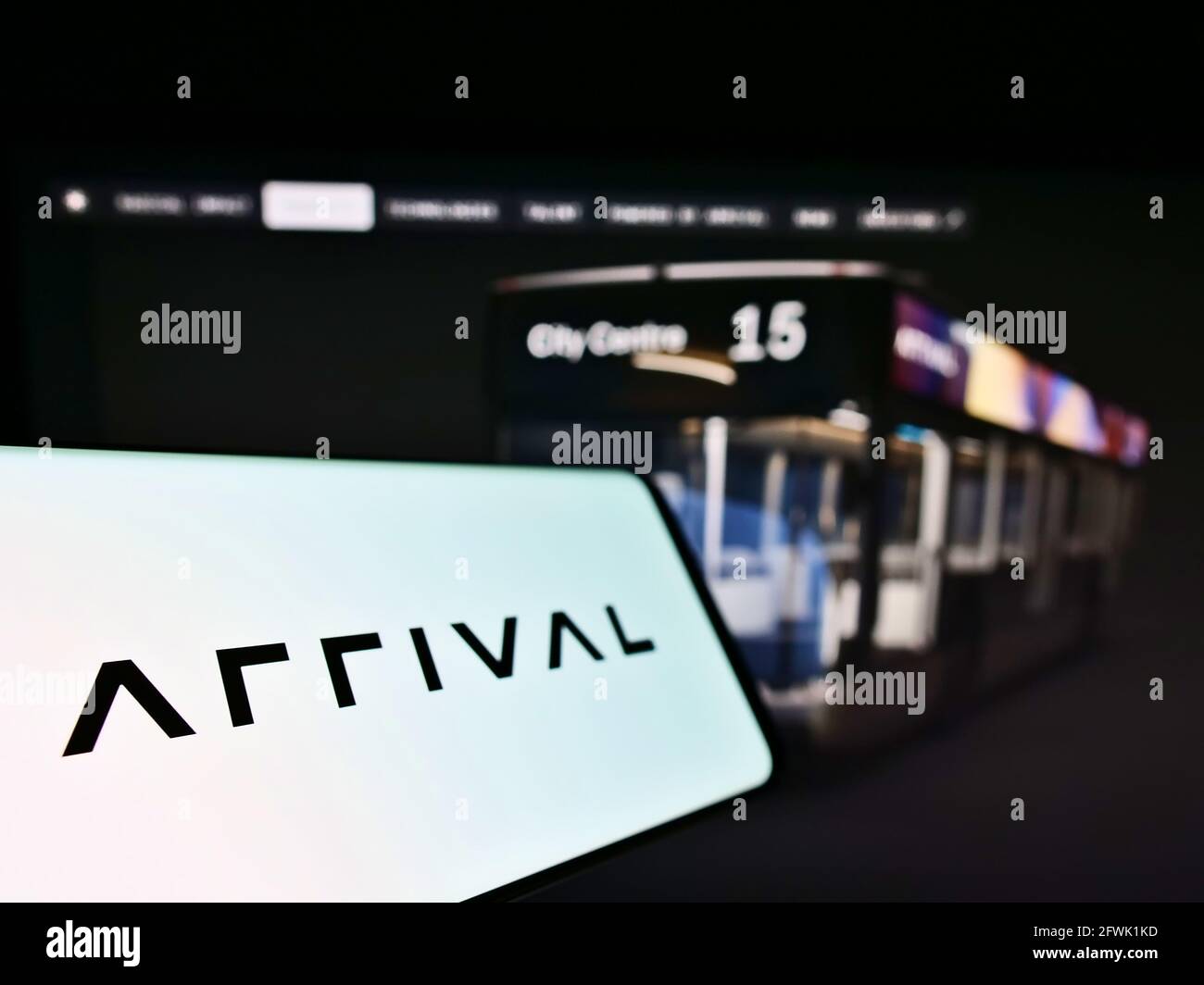 Handy mit Business-Logo des Elektrofahrzeugherstellers Arrival Ltd. Auf dem Bildschirm vor der Website. Konzentrieren Sie sich auf die Mitte links des Telefondisplays. Stockfoto