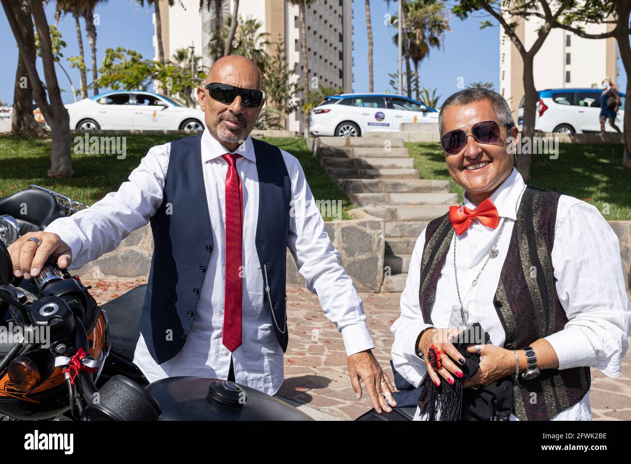 Playa de Las Americas, Teneriffa, Kanarische Inseln. 23 Mai 2021. Die eleganten Motorradfahrer, die bereit sind, im Namen der Movember Foundation an der Distinguished Gentleman's Ride, DGR, teilzunehmen, einer globalen Motorradveranstaltung, die im Namen der Movember Foundation Mittel und Bewusstsein für die Prostatakrebsforschung und die Programme zur psychischen Gesundheit von Männern fördert. Stockfoto