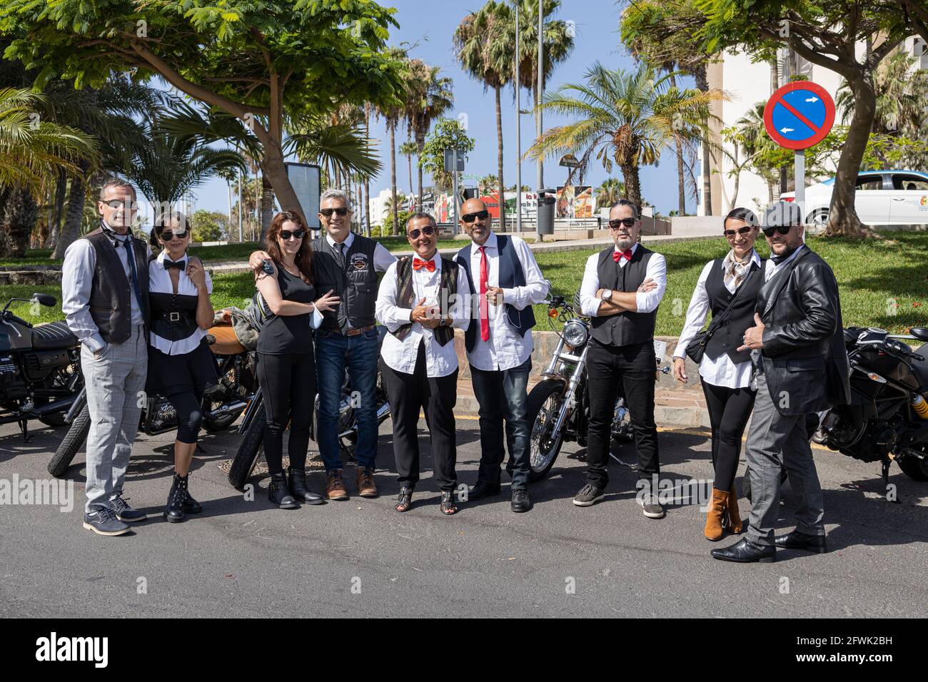 Playa de Las Americas, Teneriffa, Kanarische Inseln. 23 Mai 2021. Die eleganten Motorradfahrer, die bereit sind, im Namen der Movember Foundation an der Distinguished Gentleman's Ride, DGR, teilzunehmen, einer globalen Motorradveranstaltung, die im Namen der Movember Foundation Mittel und Bewusstsein für die Prostatakrebsforschung und die Programme zur psychischen Gesundheit von Männern fördert. Stockfoto