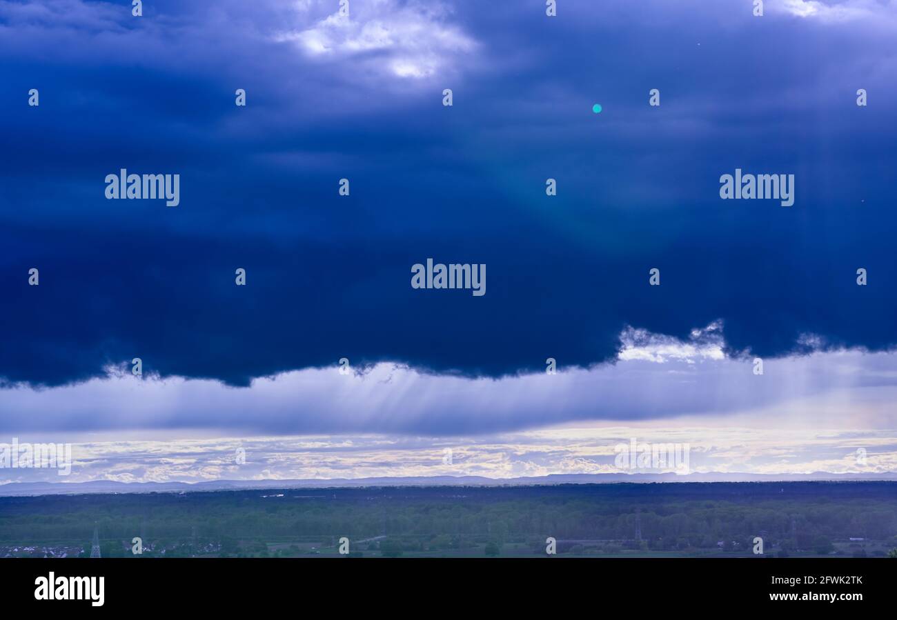Blick vom Fremersberg bei Baden Baden auf ein Gewitter über die Rheinebene. Im Hintergrund die Vogesen. Baden Württemberg, Deutschland, Europa Stockfoto