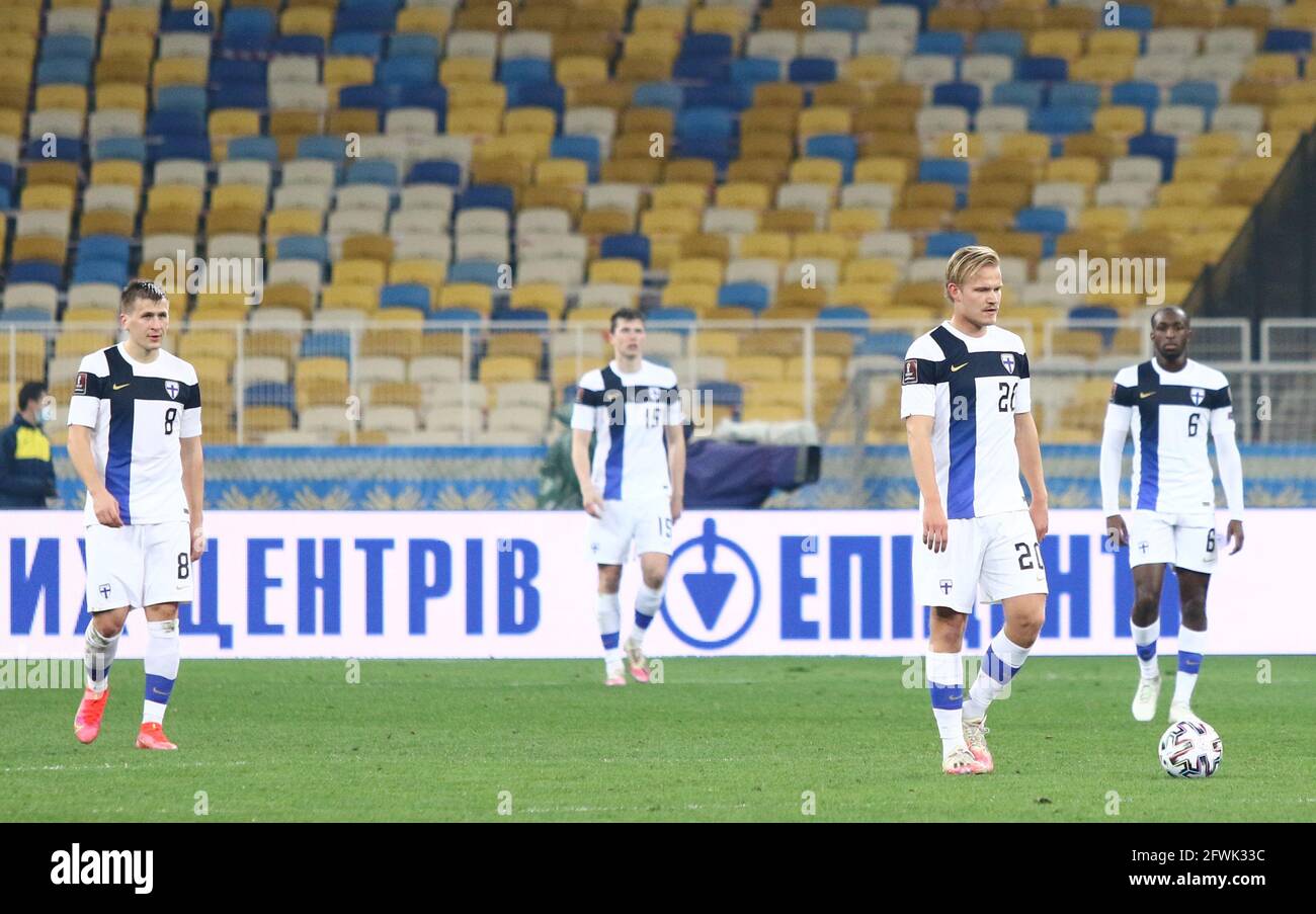 KIEW, UKRAINE - 28. MÄRZ 2021: Finnische Spieler reagieren, nachdem sie während des FIFA World Cup 2022 Qualifying-Spiels gegen die Ukraine im NSK Olimpiyskiy-Stadion in Kiew ein Tor verpasst haben Stockfoto