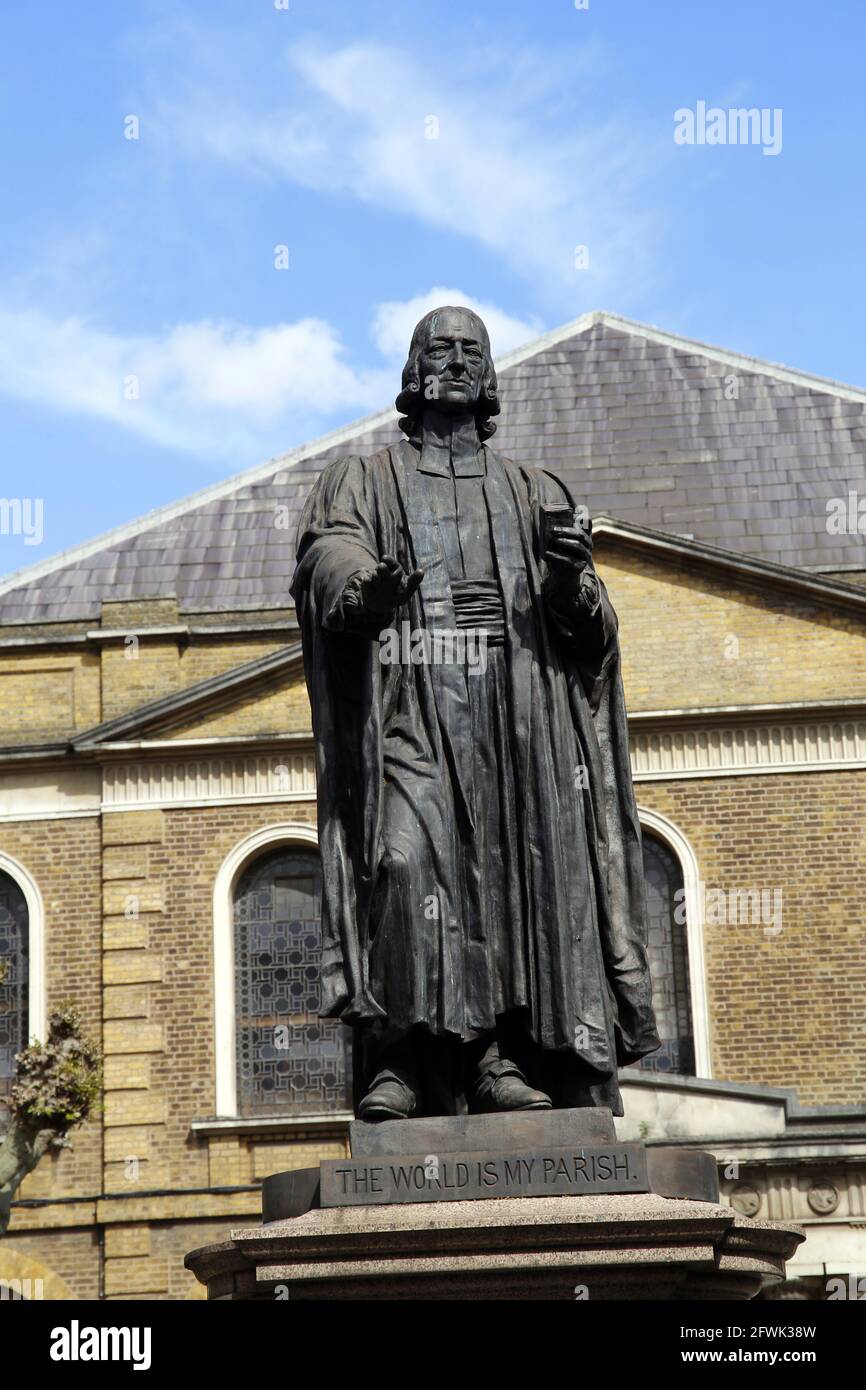 Statue von John Wesley von John Adams-Acton vor der Kapelle, die er in der City Road, London, baute. John Wesley gründete die Methodist Movement Stockfoto