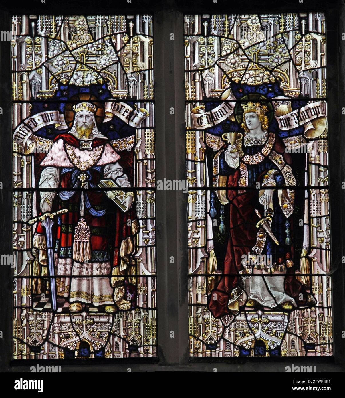 Buntglasfenster von Percy Bacon & Brothers mit Darstellung von Alfred dem Großen und König Edward dem Märtyrer, Lady St. Mary Church, Wareham, Dorset. SA1 Stockfoto