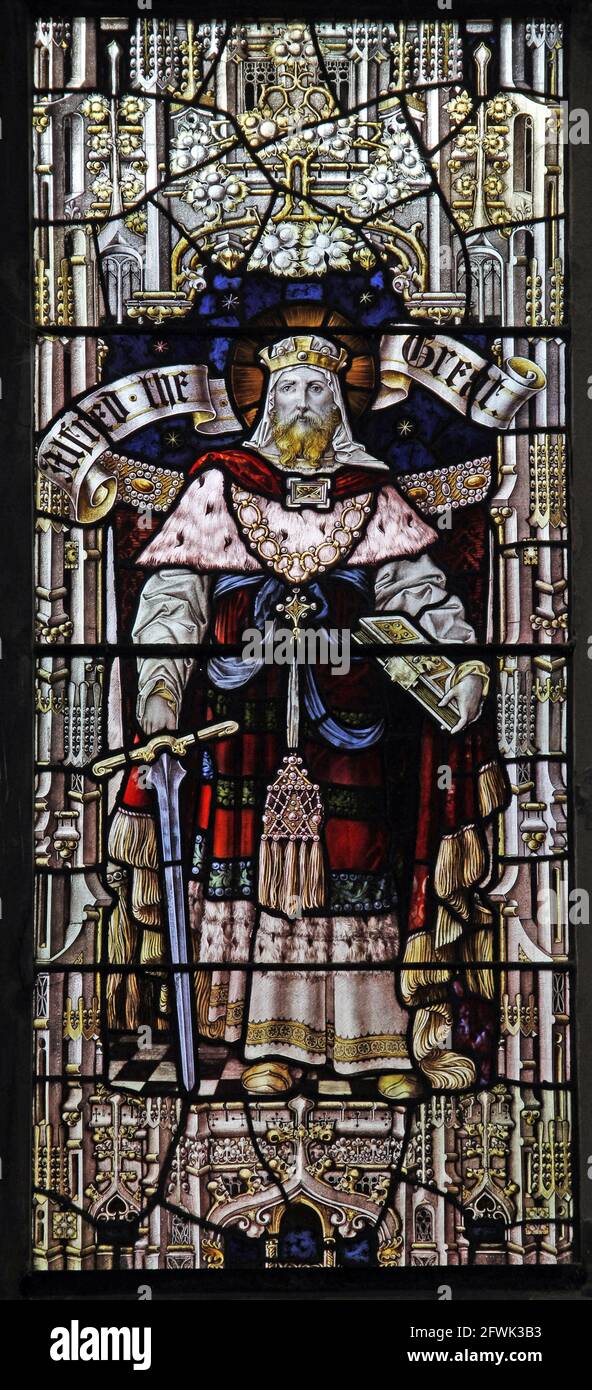 Buntglasfenster von Percy Bacon & Brothers mit Darstellung von König Alfred dem Großen, Lady St. Mary Church, Wareham, Dorset Stockfoto