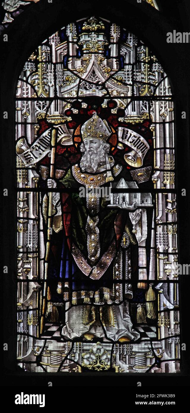 Buntglasfenster von Percy Bacon & Brothers mit Darstellung des heiligen Aldhelm als Bischof von Sherborne, Lady St Mary Church, Wareham, Dorset Stockfoto