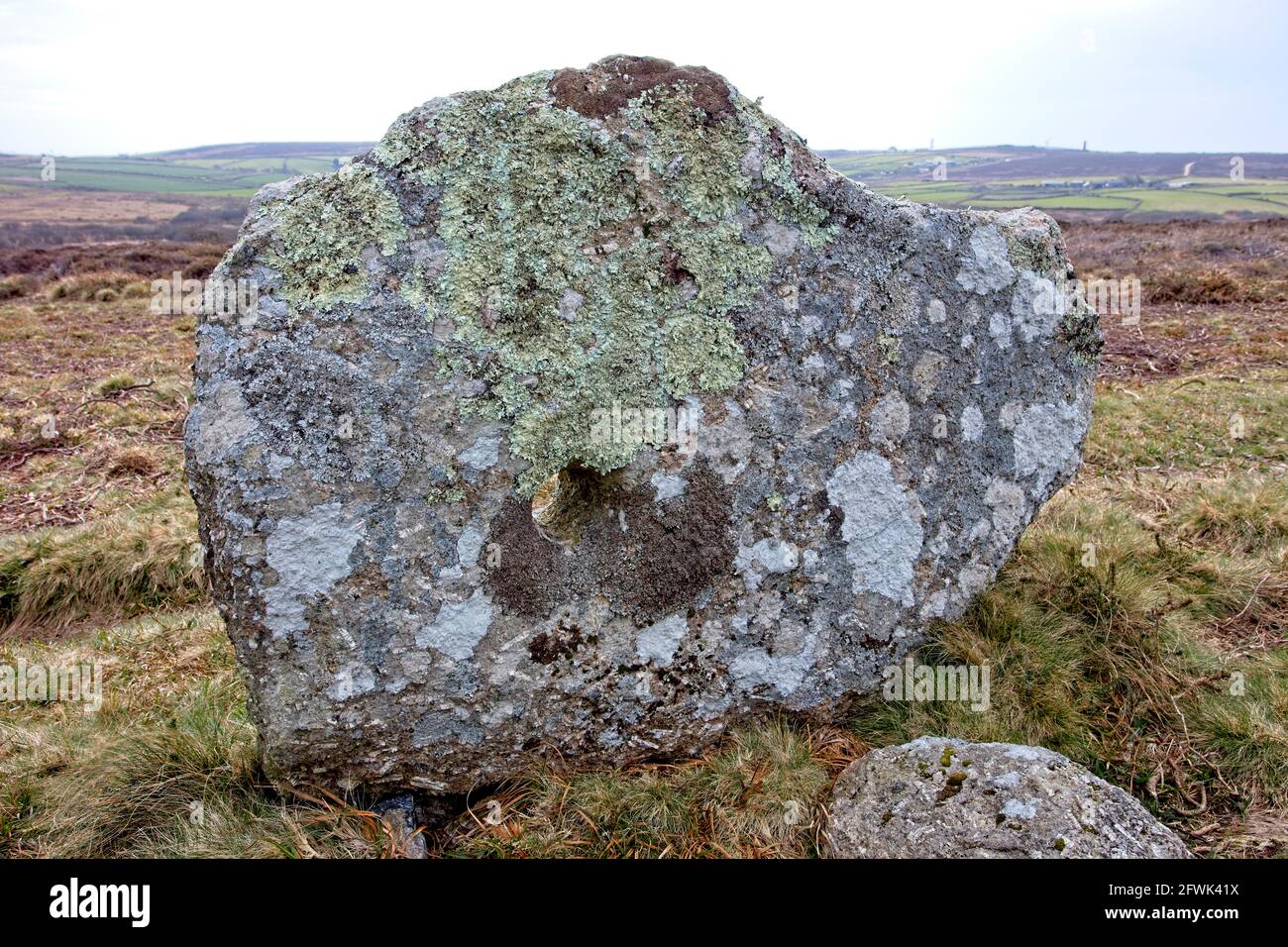 Ein alter Lochstein von unbekanntem Zweck, einer von mehreren auf Botallack Common, West Cornwall, England, Großbritannien. Stockfoto