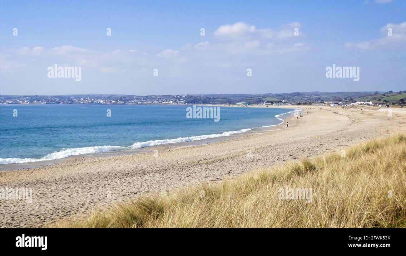 Ein nahe einsamer Marazion Strand und Mounts Bay mit Blick auf Penzance, Cornwall, Großbritannien. Stockfoto