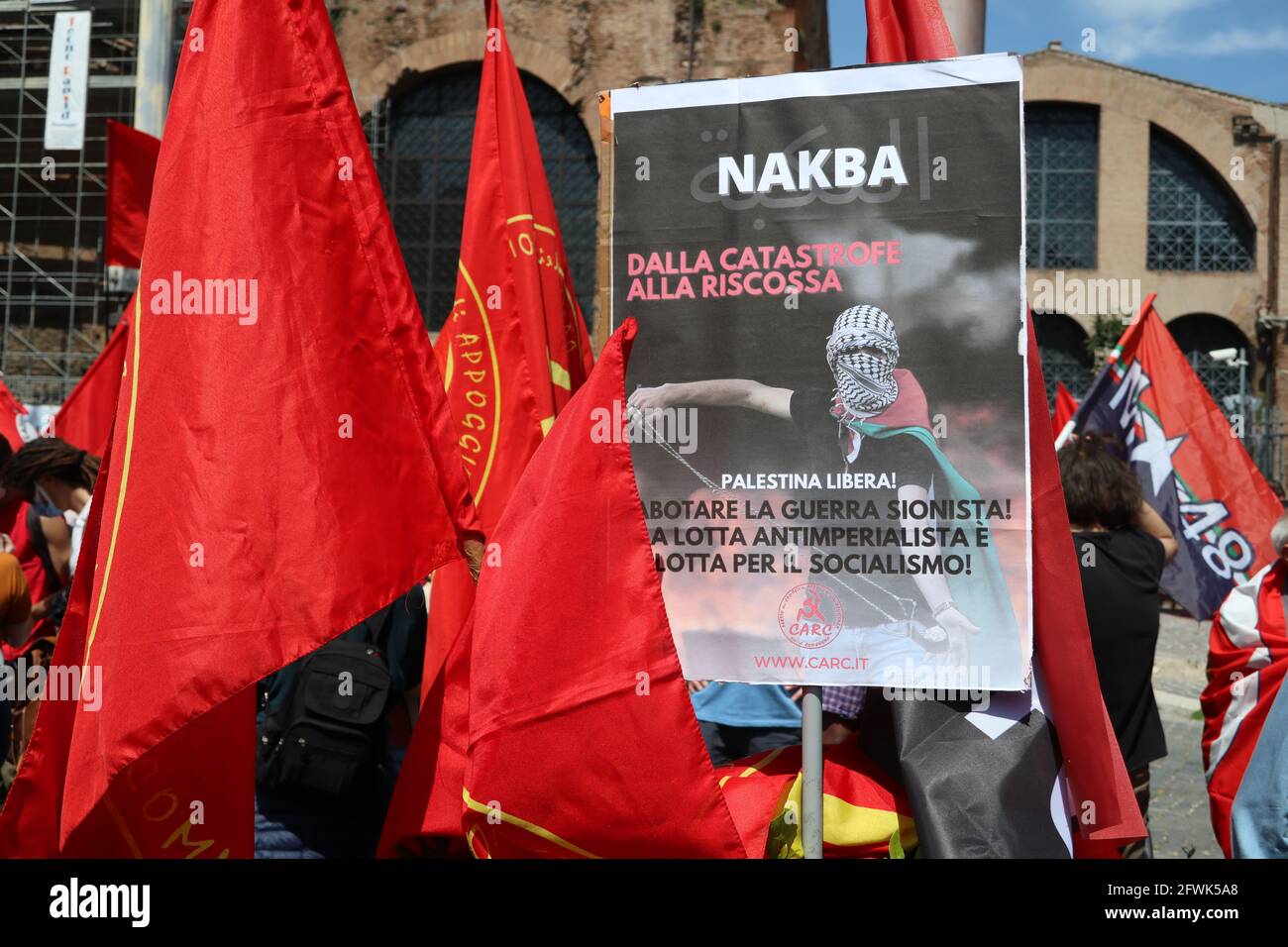 Rom, Italien. Mai 2021. Unterstützung der palästinensischen Bevölkerung bei den linken Parteien und Gewerkschaftsdemonstration gegen den Global Health Summit (G20), Rom, am 22. Mai 2021. Auf dem Plakat steht: 'Von der Katastrophe zur Rache'. (Foto: Elisa Gestri/Sipa USA) Quelle: SIPA USA/Alamy Live News Stockfoto