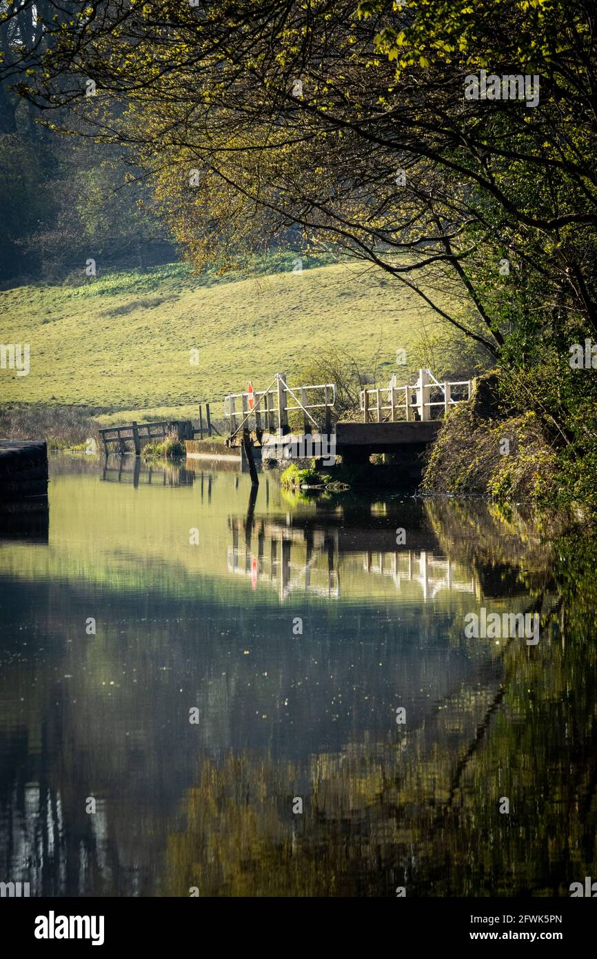 Ein ruhiger Spaziergang entlang des Leeds & Liverpool Kanals an einem klaren, ruhigen Morgen im Frühling in der Nähe von Rodley, Leeds in Yorkshire Stockfoto