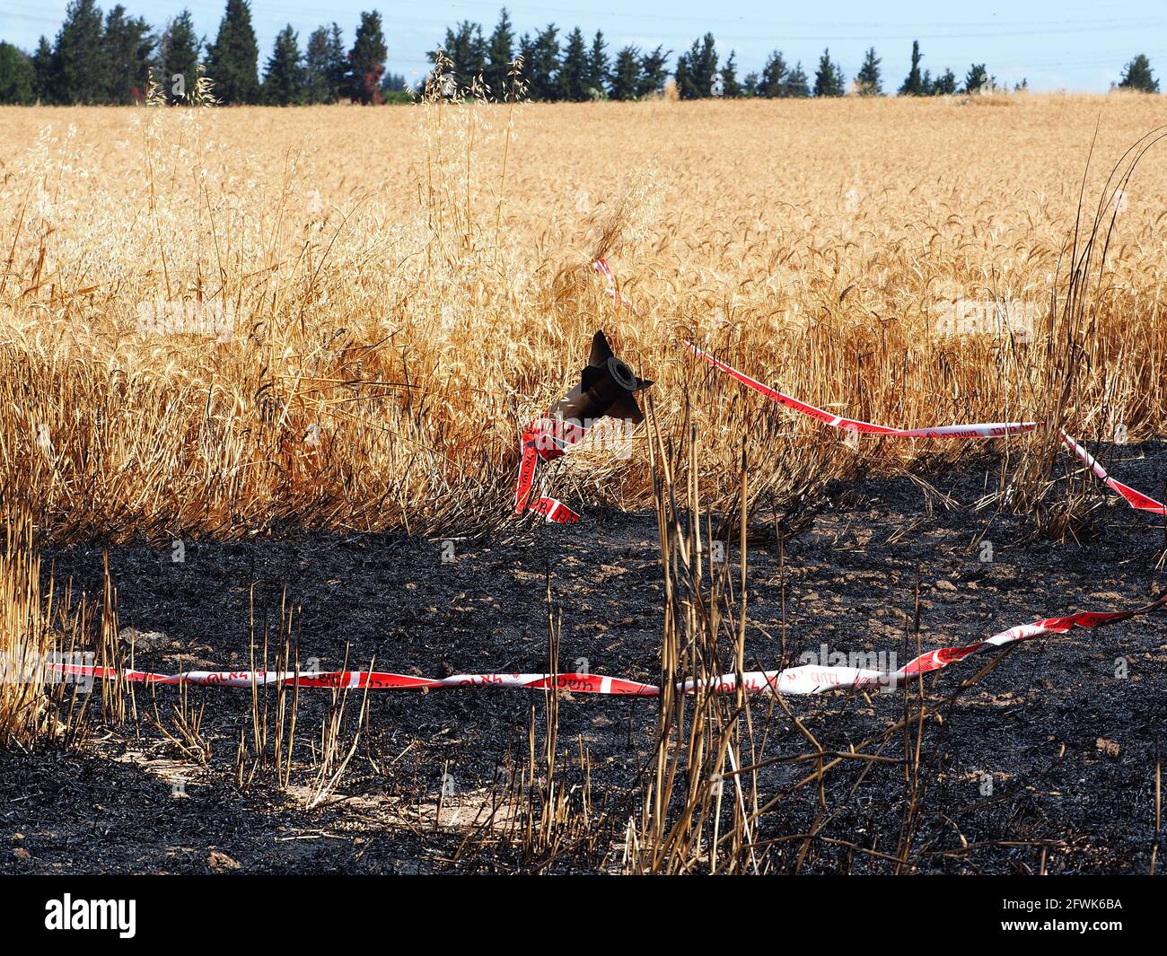 ISRAEL - 17. MAI 2021: Eine Hamas-Rakete stürzte auf den Feldern Israels in der Nähe einer friedlichen Lösung ab. Stockfoto