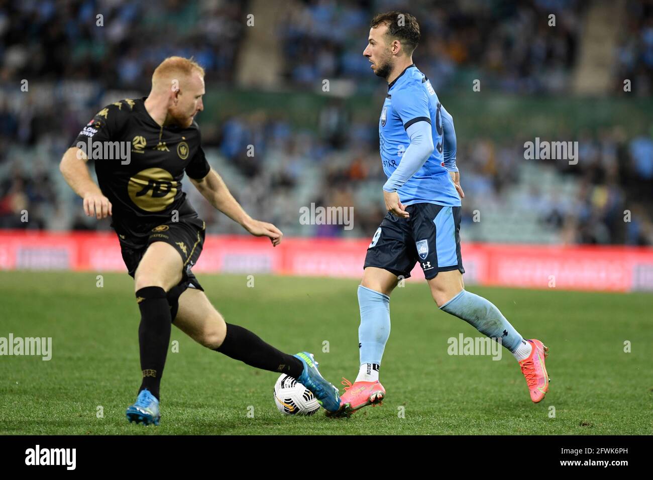 23. Mai 2021; Sydney Cricket Ground, Sydney, New South Wales, Australien; A League Football, Sydney Football Club gegen Western Sydney Wanderers; Adam Le Fondre aus Sydney schneidet sich in den Ball, um Ziggy Gordon von Western Sydney Wanderers zu schlagen Stockfoto