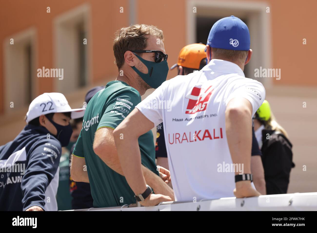 Sebastian Vettel (GER) Aston Martin F1 Team mit Mick Schumacher (GER) Haas F1 Team auf der Fahrerparade. Großer Preis von Monaco, Sonntag, 23. Mai 2021. Monte Carlo, Monaco. Stockfoto